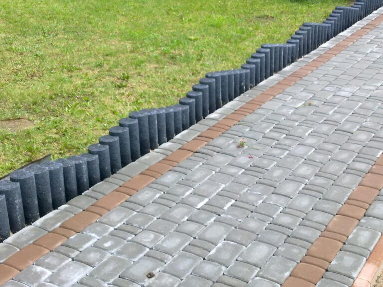 chodnik z palisadą z kostki