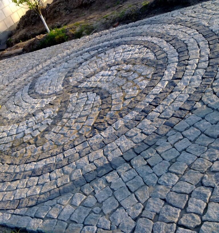 artystycznie ułożona kostka