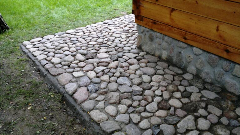 kamienna opaska wokół domu