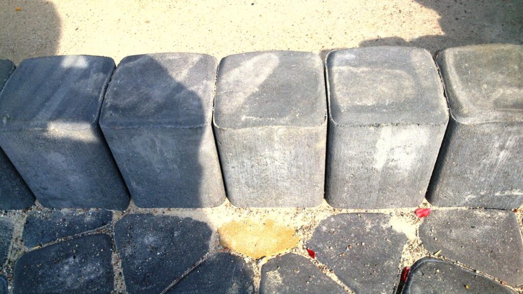 cokół z kostki betonowej